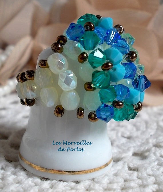 Bague Aquamarine mont&eacute;e avec des toupies aux couleurs Bleu Turquoise, Cristal, Capri Blue, Zircon, facettes de boh&egrave;me d'un Blanc Opaque et rocailles dor&eacute;es pour un style marin