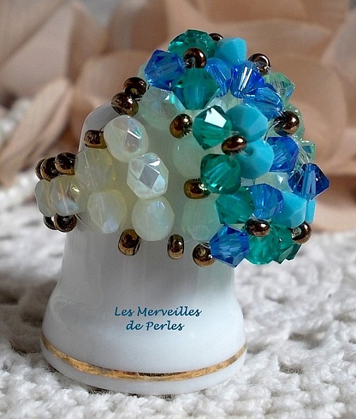 Bague Aquamarine mont&eacute;e avec des toupies aux couleurs Bleu Turquoise, Cristal, Capri Blue, Zircon, facettes de boh&egrave;me d'un Blanc Opaque et rocailles dor&eacute;es pour un style marin
