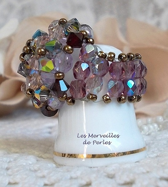 Bague Charmeuse avec des facettes et des toupies en cristal de Swarovski