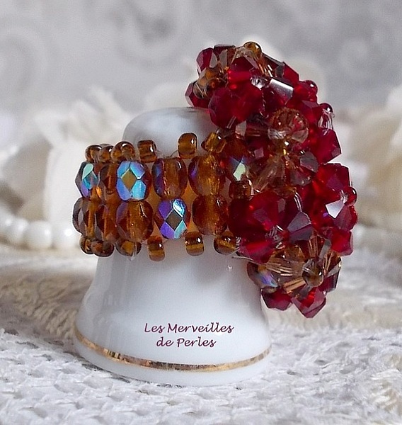 Bague artisanale Coquelicot en cristaux Swarovski rouges et marron.