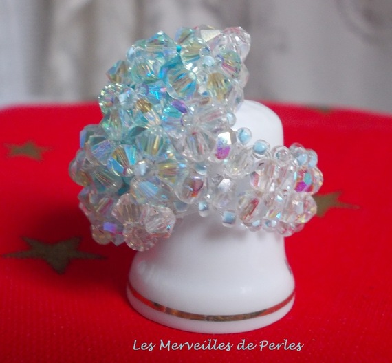 Bague Crystal Blue mont&eacute;e avec des toupies en Cristal de Swarovki aux couleurs Cristal, Aquamarine de qualit&eacute; AB2x, facettes cristal AB et rocailles pour un style contemporain
