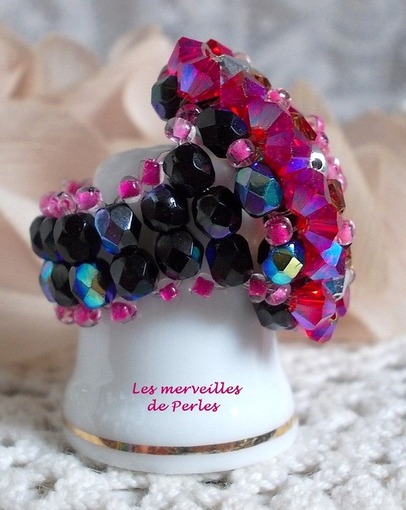 Bague artisanale en cristaux Swarovski fuchsia, lime et noir.