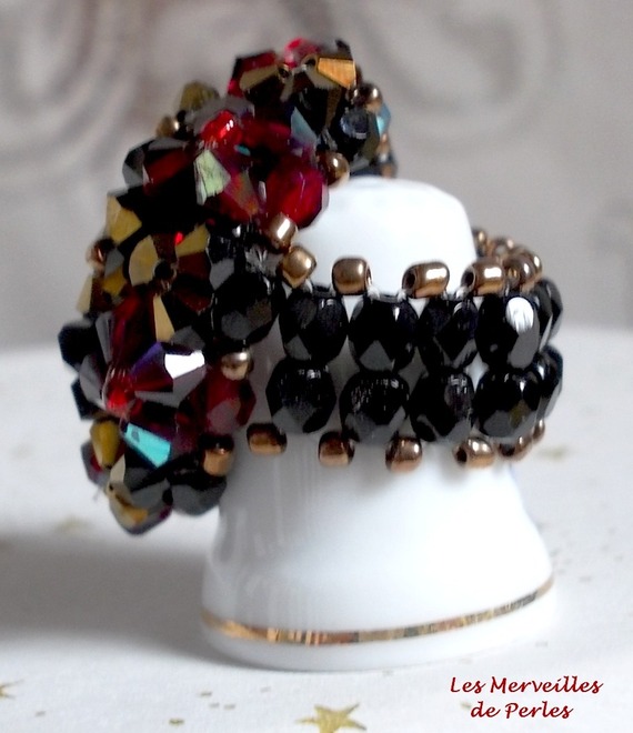 Bague artisanale Fantasia en cristaux Swarovski noir, rouge et doré.
