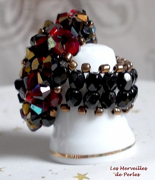 Bague artisanale Fantasia en cristaux Swarovski noir, rouge et doré.