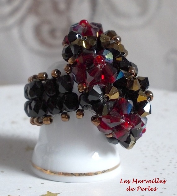 Bague artisanale Fantasia en cristaux Swarovski noir, rouge et doré.
