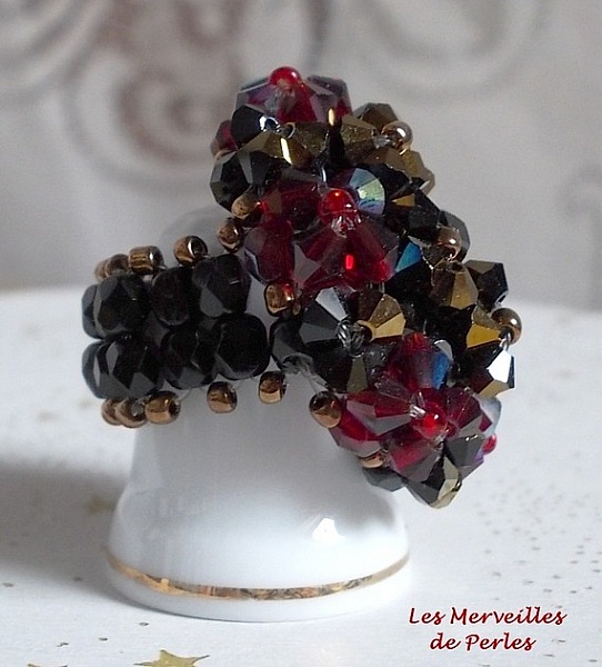 Bague artisanale Fantasia en cristaux Swarovski noir, rouge et doré.