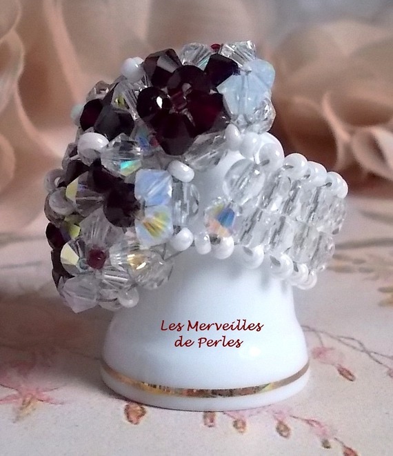 Bague Garnet et White avec des facettes et des toupies en cristal de Swarovski