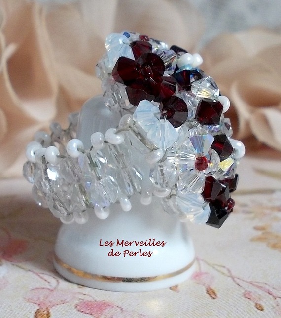 Bague Garnet et White avec des facettes et des toupies en cristal de Swarovski