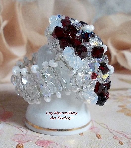 Bague Garnet et White avec des facettes et des toupies en cristal de Swarovski