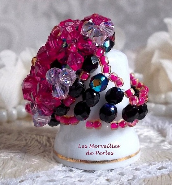 Bague Hibiscus avec des facettes et des toupies en cristal de Swarovski