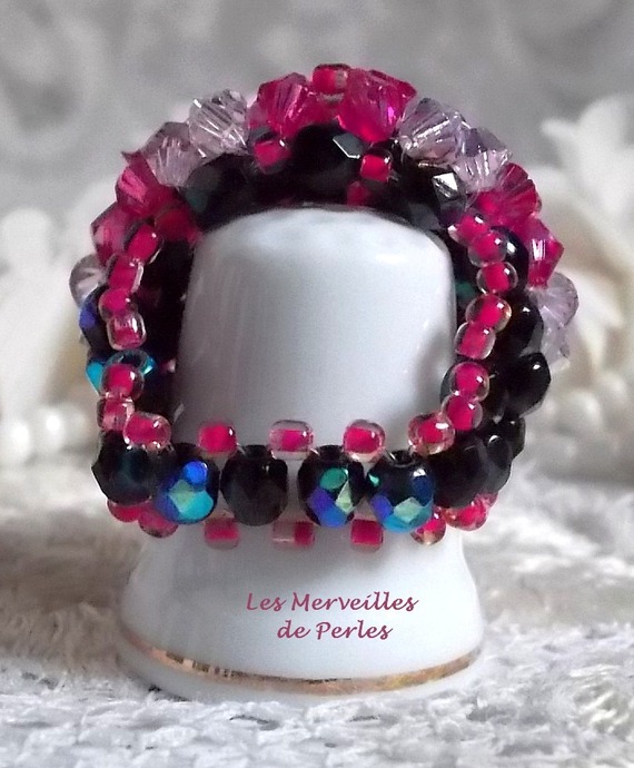 Bague Hibiscus avec des facettes et des toupies en cristal de Swarovski