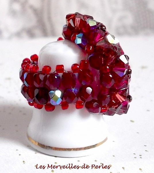 Bague artisanale en cristal Swarovski pourpre et rose.