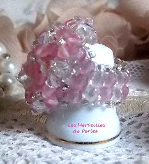 Bague Rose P&eacute;tillante avec des facettes et des toupies en cristal de Swarovski