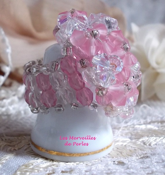 Bague Rose P&eacute;tillante avec des facettes et des toupies en cristal de Swarovski