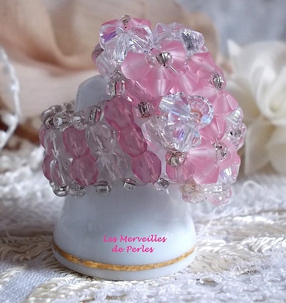 Bague Rose P&eacute;tillante avec des facettes et des toupies en cristal de Swarovski