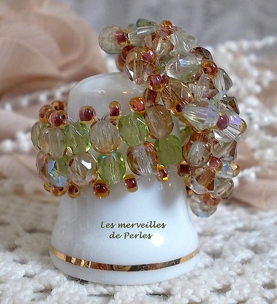 Bague V&eacute;ron&egrave;se avec des facettes, des toupies et une navette en cristal de Swarovski