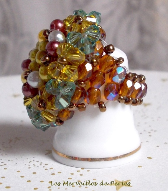 Bague Boutons nacr&eacute;es avec des facettes, des perles nacr&eacute;es et des toupies en cristal de Swarovski