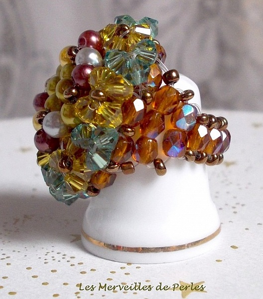 Bague Boutons nacr&eacute;es avec des facettes, des perles nacr&eacute;es et des toupies en cristal de Swarovski