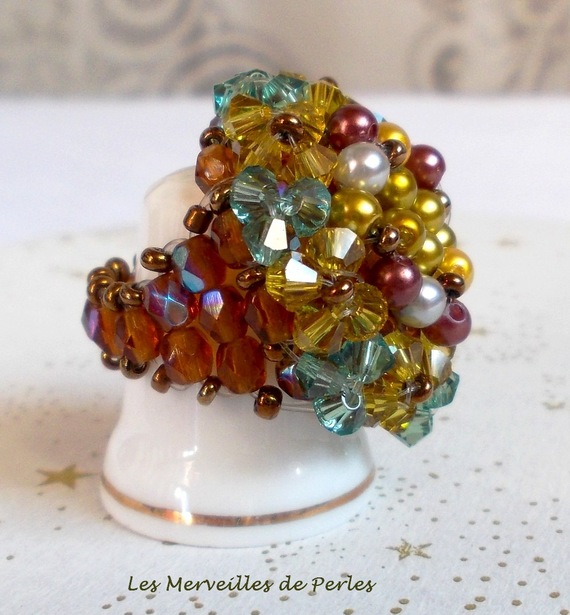 Bague Boutons nacr&eacute;es avec des facettes, des perles nacr&eacute;es et des toupies en cristal de Swarovski