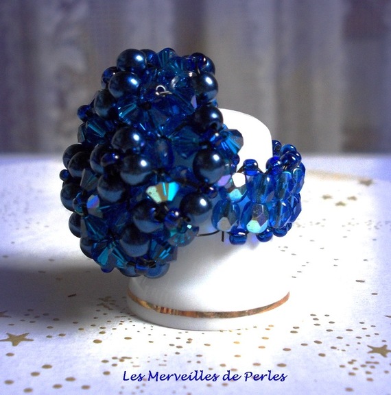 Bague artisanale bleu nuit en perles et cristal Swarovski.