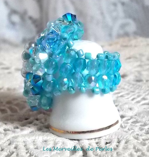 Bague C&eacute;leste avec des facettes, des perles nacr&eacute;es et des toupies en cristal