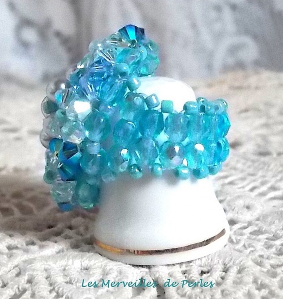 Bague C&eacute;leste avec des facettes, des perles nacr&eacute;es et des toupies en cristal