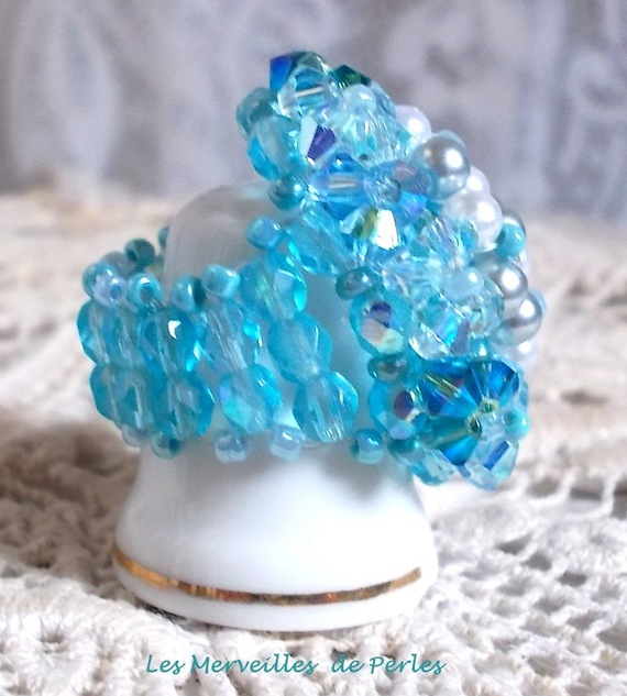 Bague C&eacute;leste avec des facettes, des perles nacr&eacute;es et des toupies en cristal
