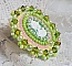 Bague Anisse brod&eacute;e d&rsquo;un cabochon r&eacute;sine repr&eacute;sentant une femme et des roses, orn&eacute;e de rocailles Vert Anis, Rose, Jaune Nacr&eacute; et Ivoire. Elle est finie avec des toupies et perles sur bague r&eacute;glable 