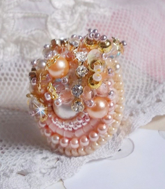 Bague Poudre de Riz brod&eacute;e avec des cristaux de Swarovki fa&ccedil;on vintage et des perles de Culture