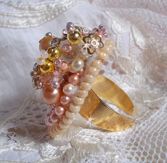 Bague Poudre de Riz brod&eacute;e avec des cristaux de Swarovki fa&ccedil;on vintage et des perles de Culture
