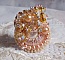 Bague Poudre de Riz brod&eacute;e avec des cristaux de Swarovki fa&ccedil;on vintage et des perles de Culture