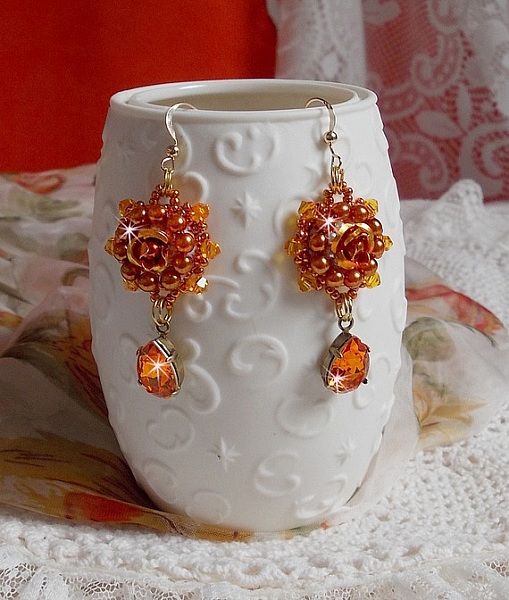 BO Lady in Orange brod&eacute;es avec des cabochons en forme de rose orn&eacute;s de perles rondes nacr&eacute;es, rocailles &agrave; laquelle s'ajoute des poires en Cristal de Swarovski. Mont&eacute;es sur des crochets Gold Filled  
