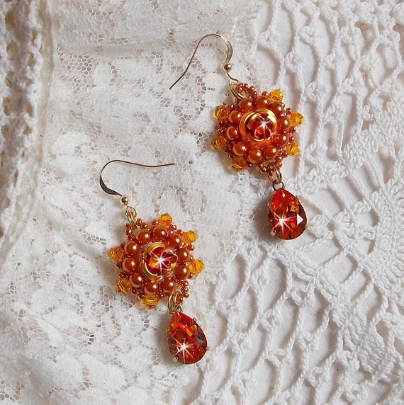 BO Lady in Orange brod&eacute;es avec des cabochons en forme de rose orn&eacute;s de perles rondes nacr&eacute;es, rocailles &agrave; laquelle s'ajoute des poires en Cristal de Swarovski. Mont&eacute;es sur des crochets Gold Filled  