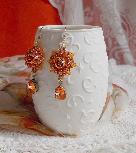 BO Lady in Orange brod&eacute;es avec des cabochons en forme de rose orn&eacute;s de perles rondes nacr&eacute;es, rocailles &agrave; laquelle s'ajoute des poires en Cristal de Swarovski. Mont&eacute;es sur des crochets Gold Filled  