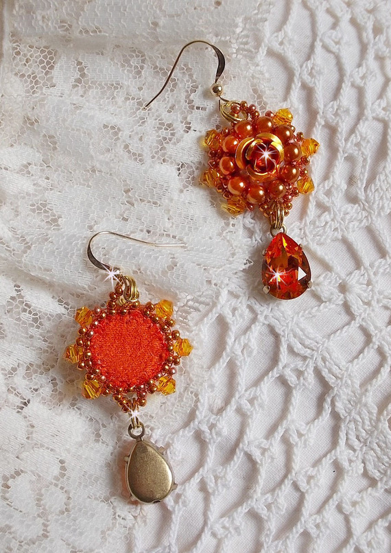 BO Lady in Orange brod&eacute;es avec des cabochons en forme de rose orn&eacute;s de perles rondes nacr&eacute;es, rocailles &agrave; laquelle s'ajoute des poires en Cristal de Swarovski. Mont&eacute;es sur des crochets Gold Filled  