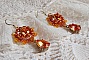 BO Lady in Orange brod&eacute;es avec des cabochons en forme de rose orn&eacute;s de perles rondes nacr&eacute;es, rocailles &agrave; laquelle s'ajoute des poires en Cristal de Swarovski. Mont&eacute;es sur des crochets Gold Filled  