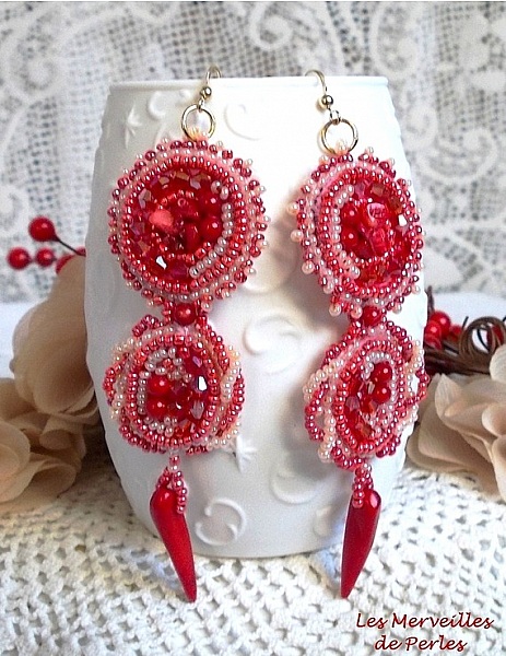 BO Coralie brod&eacute;es avec des pierres de gemme : le Corail en forme de piments et des perles rondes brod&eacute;es avec des rocailles Rouges et Saumon. Le tout est mont&eacute; sur des crochets d'oreilles Gold Filled