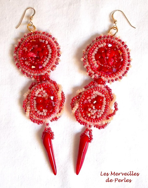 BO Coralie brod&eacute;es avec des pierres de gemme : le Corail en forme de piments et des perles rondes brod&eacute;es avec des rocailles Rouges et Saumon. Le tout est mont&eacute; sur des crochets d'oreilles Gold Filled