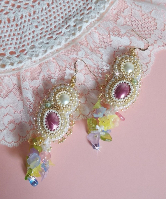 BO Envol&eacute;e Fleurie brod&eacute;es avec des cabochons ovales et ronds aux couleurs : Light Fuchsia et Ivoire, orn&eacute;s de perles rondes, fleurs Lucites et rocailles. Mont&eacute;es sur crochets en Gold Filled 14 carats