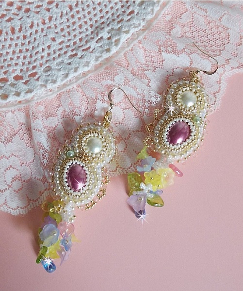 BO Envol&eacute;e Fleurie brod&eacute;es avec des cabochons ovales et ronds aux couleurs : Light Fuchsia et Ivoire, orn&eacute;s de perles rondes, fleurs Lucites et rocailles. Mont&eacute;es sur crochets en Gold Filled 14 carats