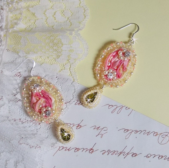 BO Les D&eacute;lices de l'Et&eacute; brod&eacute;es avecdes strass sur un ruban de soie Shibori jaune et rose, des rocailles et des crochets d'oreilles en argent 925/1000