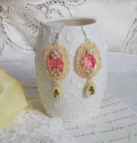 BO Les D&eacute;lices de l'Et&eacute; brod&eacute;es avecdes strass sur un ruban de soie Shibori jaune et rose, des rocailles et des crochets d'oreilles en argent 925/1000