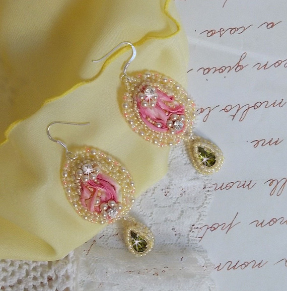 BO Les D&eacute;lices de l'Et&eacute; brod&eacute;es avecdes strass sur un ruban de soie Shibori jaune et rose, des rocailles et des crochets d'oreilles en argent 925/1000