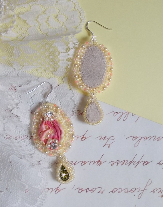 BO Les D&eacute;lices de l'Et&eacute; brod&eacute;es avecdes strass sur un ruban de soie Shibori jaune et rose, des rocailles et des crochets d'oreilles en argent 925/1000