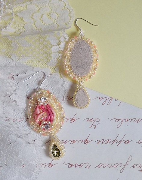 BO Les D&eacute;lices de l'Et&eacute; brod&eacute;es avecdes strass sur un ruban de soie Shibori jaune et rose, des rocailles et des crochets d'oreilles en argent 925/1000
