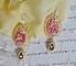 BO Les D&eacute;lices de l'Et&eacute; brod&eacute;es avecdes strass sur un ruban de soie Shibori jaune et rose, des rocailles et des crochets d'oreilles en argent 925/1000