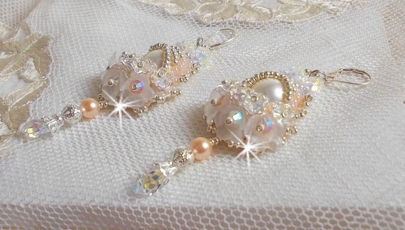 BO Bouquet d'un Jour brod&eacute;es avec des cristaux de Swarovski, des fleurs Lucites blanches, des perles rondes nacr&eacute;es et des dormeuses en argent 925/1000