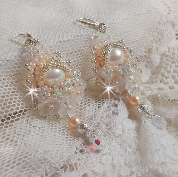 BO Bouquet d'un Jour brod&eacute;es avec des cristaux de Swarovski, des fleurs Lucites blanches, des perles rondes nacr&eacute;es et des dormeuses en argent 925/1000