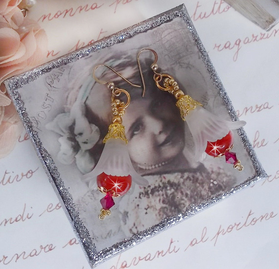 BO Secret Oriental avec des perles en c&eacute;ramique et des fleurs Lucite et des crochets d'oreilles en Gold Filled 14 carats