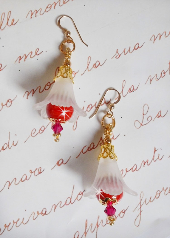 BO Secret Oriental avec des perles en c&eacute;ramique et des fleurs Lucite et des crochets d'oreilles en Gold Filled 14 carats